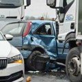Jezivi detalji nesreće na Kovinskom mostu: Sudarili se "opel korsa" i kamion, vozač auta stradao na mestu (foto)