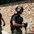 ​Izraelska policija konfiskovala i pocepala palestinsku zastavu