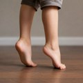 Ako vaše dete hoda na prstima: Evo kada je to normalno, a kada ukazuje na problem