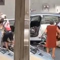 Širi se uznemirujući snimak brutalnog napada: Pomahnitali biciklista krvnički prebio nesrećnu ženu (video)