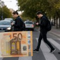 Udar po džepu za gledanje u telefon! Ova zemlja u Evropi objavila rat pešacima, ni vozači neće proći bez posledica