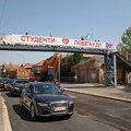 „No pasar(el)an! Ostajemo, ne odustajemo”: U Kragujevcu već nedelju dana traje „rat” transparentima… i štandovima (FOTO/VIDEO)…