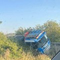 Kamion sleteo sa puta! Teška nesreća kod Trstenika: Sudario se sa automobilom, delovi vozila rasuti po putu