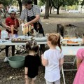 Komšija uoči nove školske godine obradovao mališane: Dragan spremio više od 100 porcija tornado čipsa