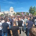 Povorka krenula ka Topčiderskom groblju: Veliki broj građana ispraća Ratka Mladića