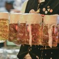 Pune krigle, kilometri hodanja i hiljade evra: Koliko zarađuju konobari na Oktoberfestu?
