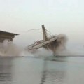 Dramatičan snimak rušenja mosta u indiji: Oko 200 metara konstrukcije se sručilo u reku, pre godinu dana desilo se isto…