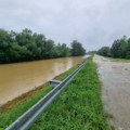 Popušta nasip kod Koprivnice: Drama u Hrvatskoj: Ljudima stigao SMS upozorenja, vojska upućena u poplavljene delove (video)
