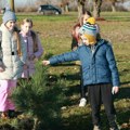 Učenici u Kinkindi zasadili stabla u "Školskoj šumi"