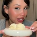 Ljudi s gađenjem gledaju kako trudnica jede sladoled od vanile: Smučiće vam se kada vidite šta ova žena stavlja preko…