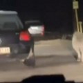 Vozi se kolima, A na povocu drži psa, ljudi kipte od besa: Snimak iz Vračevog Gaja koji je potresao Srbiju! (video)