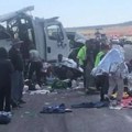 Teška nesreća: Najmanje 13 poginulih u prevrtanju autobusa u kanal u Pakistanu