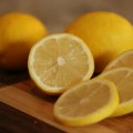 Iscedite limun bez sečenja nožem uz pomoć jednostavnog trika