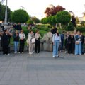 Protest podrške smenjenoj direktorki u Lazarevcu: Sindikat traži odgovore, sednica održana na otvorenom