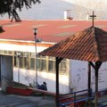 Lekari pisci poklanjaju svoje knjige školi u Rakovici: Humana akcija udruženja Vidar "Za bogat i primeren ispraćaj dece u…
