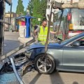 Prve fotografije sa mesta nesreće: Automobil uleteo u kafić kod SC "Milan Gale Muškatirović", tri osobe povređene