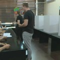 CRTA: Zabeležene prve neregularnosti - pretnje posmatračima, popunjeni glasački listići