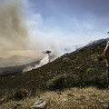 Iscrpljeni leže na asfaltu nakon teške noći: Jedna fotografija grčkih vatrogasaca postala je simbol borbe (Foto)
