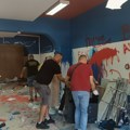 "Ovde se čuo smeh i druženje svaki dan": Gradonačelnik Mićin u demoliranim prostorijama SNS, simpatizeri čiste prostorije…