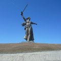 Na današnji dan: Počela bitka za Staljingrad, umro Rudolf Valentino, rođen Džin Keli