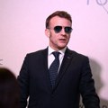 Poznato je zašto je Emanuel Makron nosio sunčane naočare u Davosu