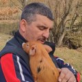 "Ovo se prase zove Ratko, njemu je u krilu uvek slatko!" Na ovoj farmi u Srbiji svaka životinja ima svoju pesmicu i internet…