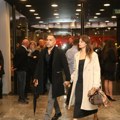 (Foto) Srđan Timarov pokazao novu devojku: Pojavio se sa njom na premijeri, prelepu brinetu drži za ruku - ona u belom kaputu