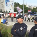 Studenti u blokadi i pristalice vlasti na Slaviji: Razdvaja ih kordon policije, Vučić pozvao aktiviste SNS da se povuku