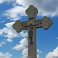 Prizor iz Kragujevca pun simbolike: Par roda svio gnezdo na vrhu krsta