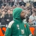 Ovako su Grobari dočekali Matijasa Lesora, čim je izašao na parket, sa tribina je zagrmela pesma