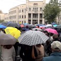 Poslednjih 16 minuta tišine ispred Pravnog fakulteta u Beogradu – bele ruže za žrtve pada nadstrešnice