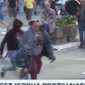 Kaišem tuku narod! Desničari napravili incident na protestu (video)