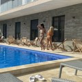 (Paparaco): Ema Radujko i Mahrina se dohvatile u bazenu u Crnoj Gori: Mazale jedna drugu uljem u tanga bikiniju, usledili vreli…