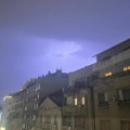 Munje se prolamaju nad Beogradom: Jaka kiša, vetar i gromovi prave haos u gradu: Olujni oblak tačno iznad prestonice…