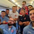 "Borite se i pobedite ih sve!" Vučić iznenadio "orlove" pred put u Nemačku: Ušao u avion i imao jaku poruku za našu…