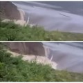 Pogledajte strašan trenutak kada je pukla brana u Čeljabinskoj oblasti 200 ljudi u zoni poplave