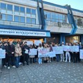 Studenti, nastavnici i građani odali počast nastradalima okupljanjem ispred PMF-a u Nišu