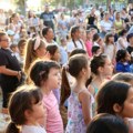 ”Мачак Миша у земљи слаткиша” и водена забава обележили још један дан Дечијег забавног лета у Жабљу