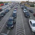 AMSS: Mokri kolovozi i pojačan saobraćaj dovode do zastoja, savet vozačima da ne žure