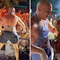Šok! Desingerica izneo jagnje na ražnju na binu, pa jeo iznad publike: Ovim nastupom izazvao haos na mrežama