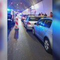 Prva slika, troje povređenih u lančanom sudaru u tunelu laz: Jedno vozilo stalo u traci, druga dva naletala na njega (foto)