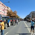 Protest poljoprivrednika u Novom Sadu: Traktori ispred zgrada Vlade i Skupštine Vojvodine (foto)