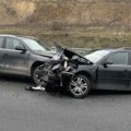 Tri osobe povredjene u saobraćajnoj nezgodi na auto putu Miloš Veliki u smeru ka Čačku: Dva slupana vozila u preticajnoj traci…