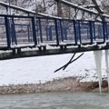 Viseći most u Priboju potpuno zatvoren za saobraćaj! Prepreke na prilazima, ni pešaci ne mogu preko ćuprije!