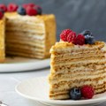 Medovik torta kao iz poslastičarnice – detaljan i provereno uspešan recept