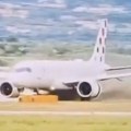 Šokantan snimak iz Splita: Putnički avion za Frankfurt skrenuo sa piste i udario u signalizaciju