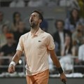 Đoković ljut zbog bezobrazluka navijača, bunio se i tražio reakciju sudije
