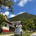 Selo sa samo 14 stanovnika želi da nestane sa UNESCO liste: "Turisti nam ulaze u dvorišta, zaviruju kroz prozore, upadaju u…