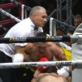 Овакав прекид се ретко виђа у боксу: Судија морао да улети да спаси боксера, тотално лудило у Тутину