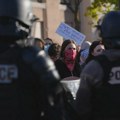 Francuski gradonačelnik koji je telom štitio demonstrante: To su mogla biti moja deca
